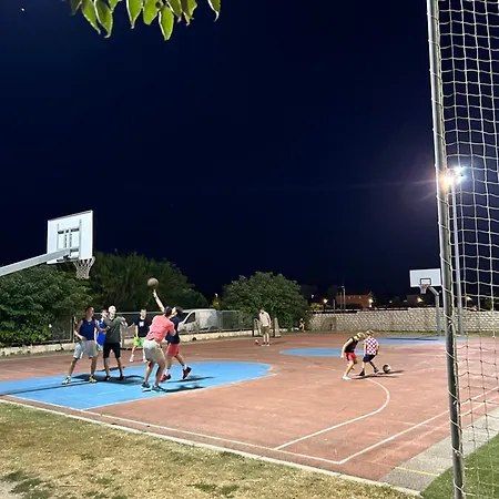 Mit Garten & Terrasse 200 M Zum In דירה *